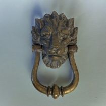 AN EARLY 20TH CENTURY BRASS LION MASK KNOCKER Having a tapering knocker. (approx 12cm x 23cm)