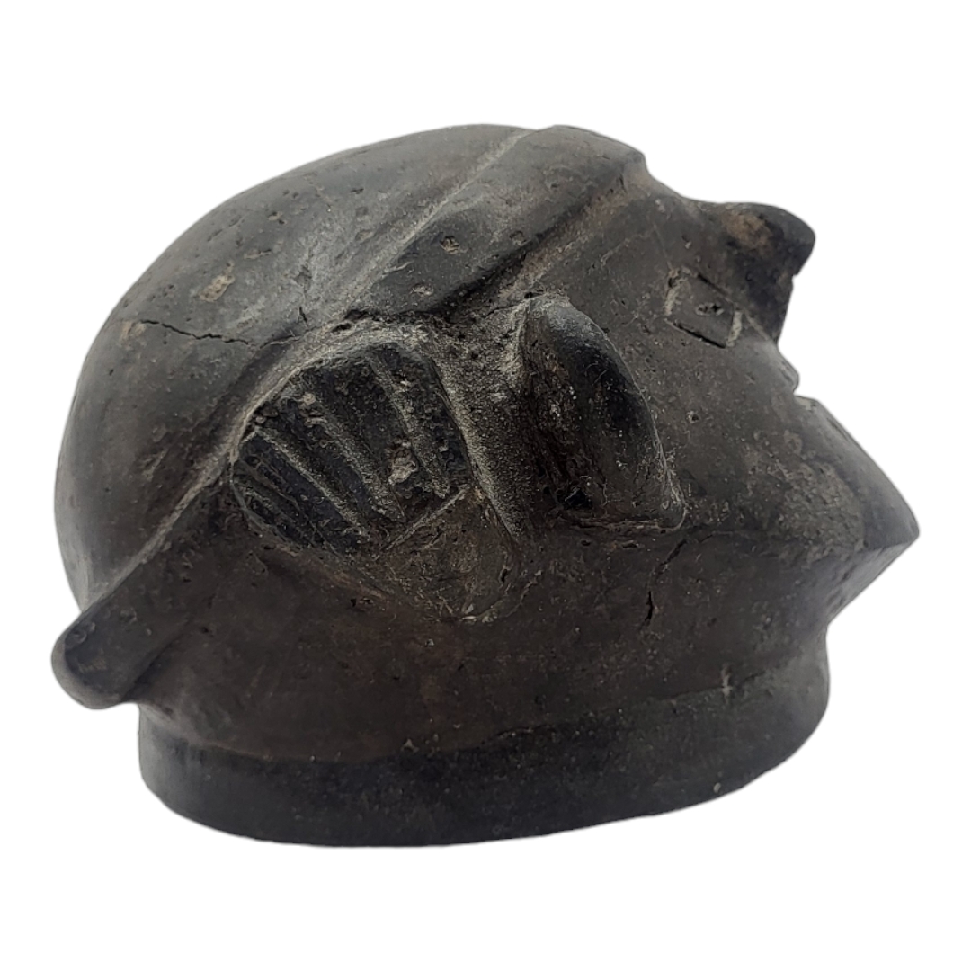 A SOUTH AMERICAN BLACKWARE POTTERY MASK BOWL Having pierced holes to ears and incised facial - Image 4 of 6