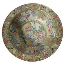 A 19TH CENTURY CHINESE CANTON EXPORT PORCELAIN FAMILLE VERTE BOWL The interior decorated with