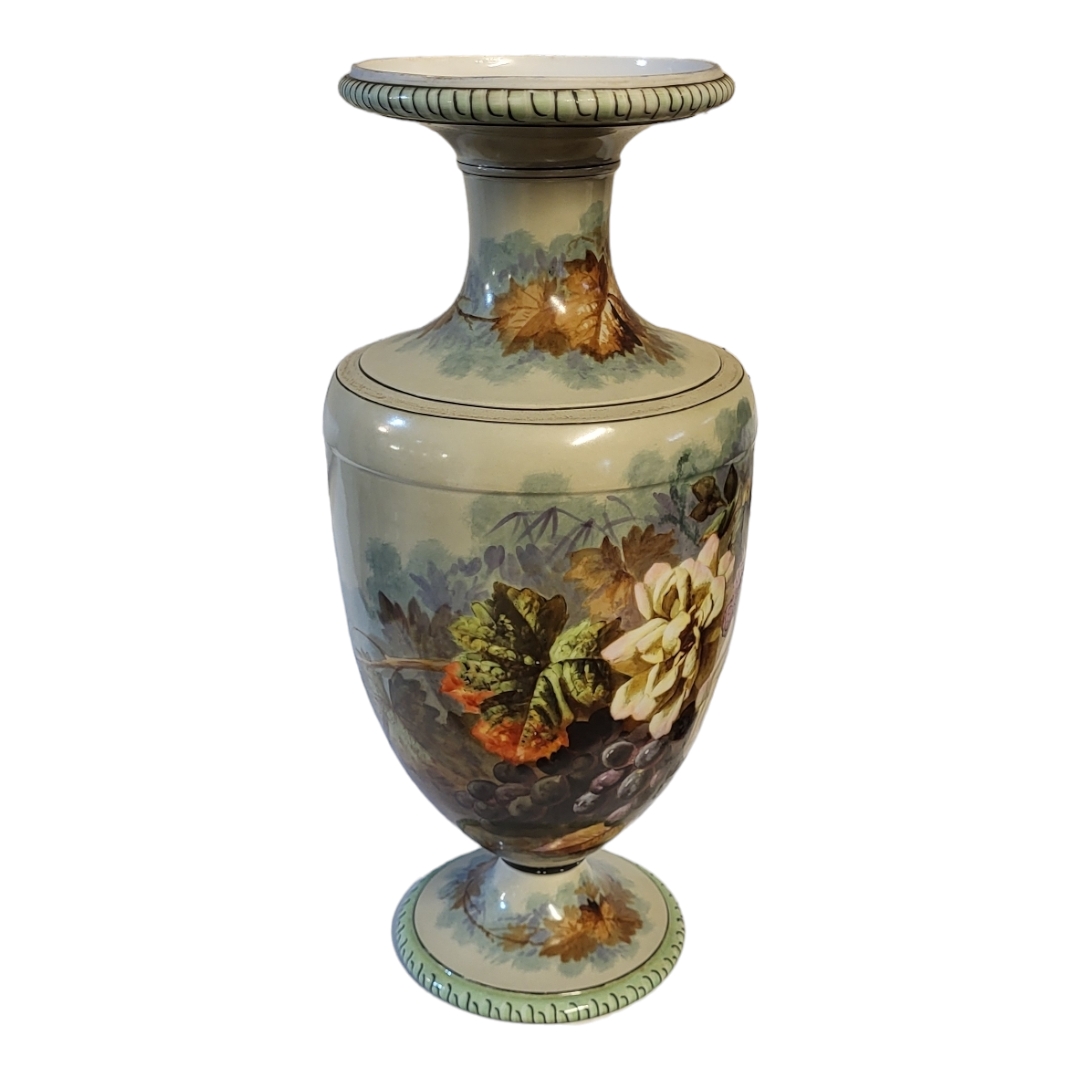 A 19TH CENTURY CONTINENTAL AMPHORA SHAPED HARD PASTE PORCELAIN PEDESTAL VASE In the manner of - Image 4 of 13
