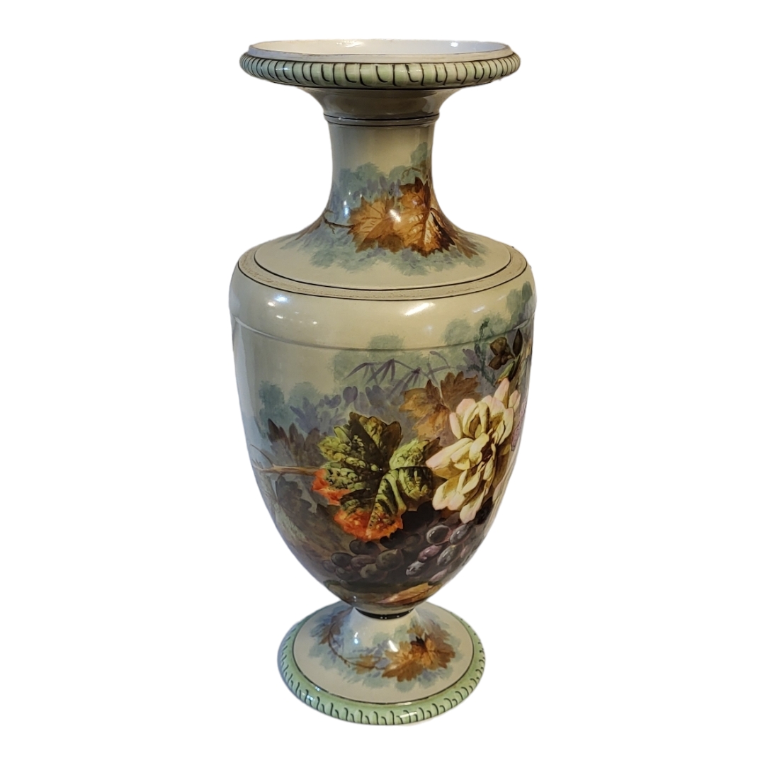 A 19TH CENTURY CONTINENTAL AMPHORA SHAPED HARD PASTE PORCELAIN PEDESTAL VASE In the manner of - Bild 4 aus 13