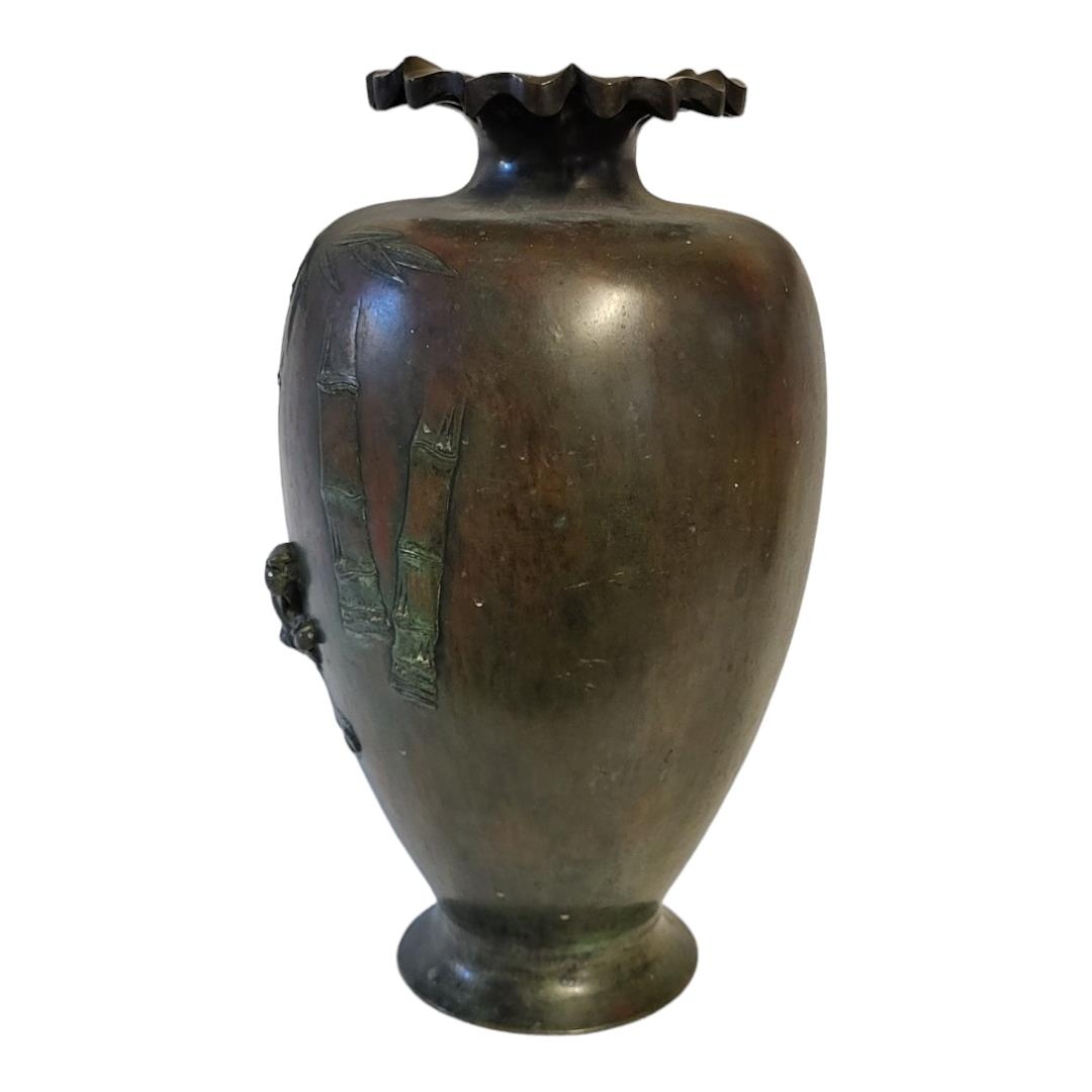 A JAPANESE MEIJI PERIOD HEAVY BRONZE VASE Decorated in relief with a tiger stalking through a bamboo - Image 7 of 11