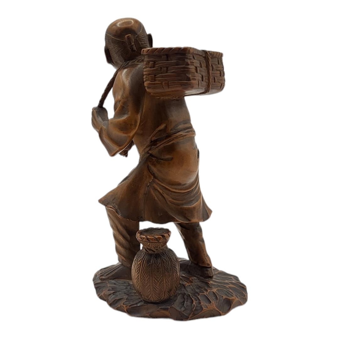 A FINE JAPANESE MEIJI PERIOD, 1868 - 1911, WOODEN CARVING, FARM LABOURER Wearing a Japanese - Image 2 of 3