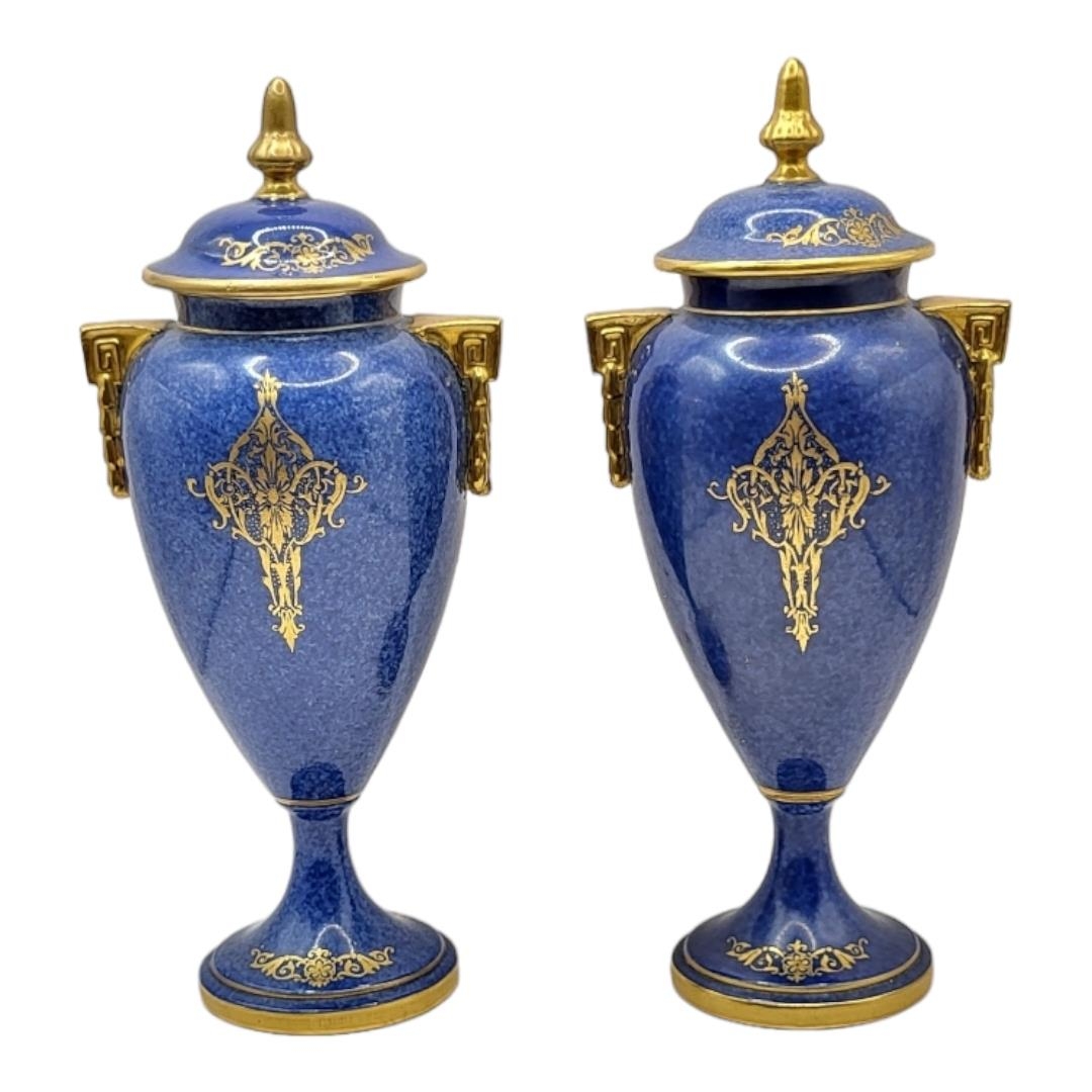 ROYAL WORCESTER, A PAIR OF BONE CHINA LIDDED CABINET VASES AND COVERS, CIRCA 1930 Coloured enamels - Bild 6 aus 11
