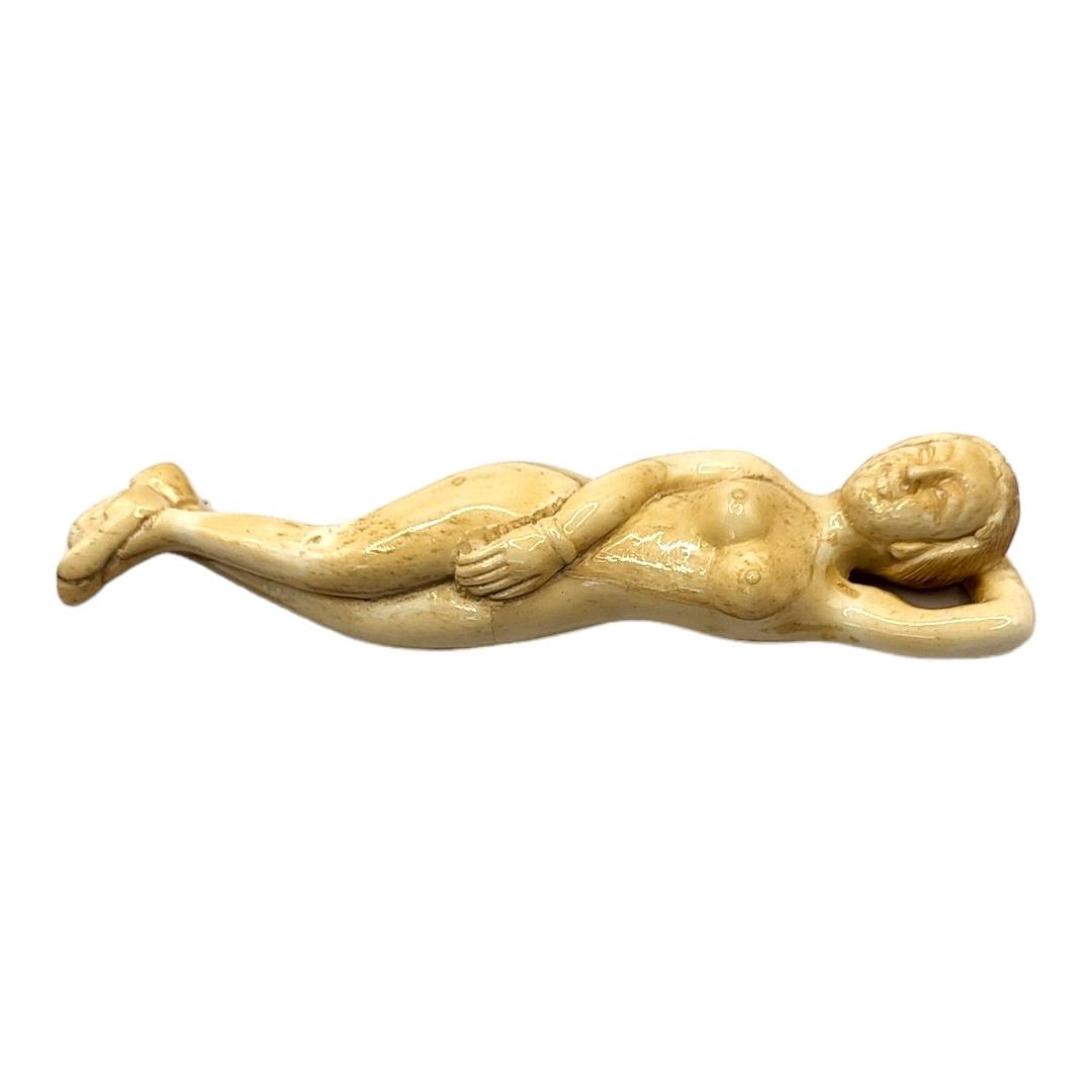A 19TH CENTURY CHINESE STYLE BONE DOCTORS FIGURE Nude woman lying in recumbent position. (13cm) - Image 2 of 4