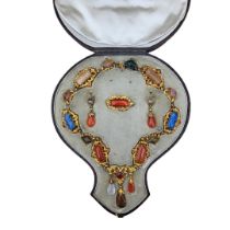A 19TH CENTURY YELLOW METAL, CARNELIAN AND SPECIMEN HARDSTONE JEWELLERY SUITE Comprising a