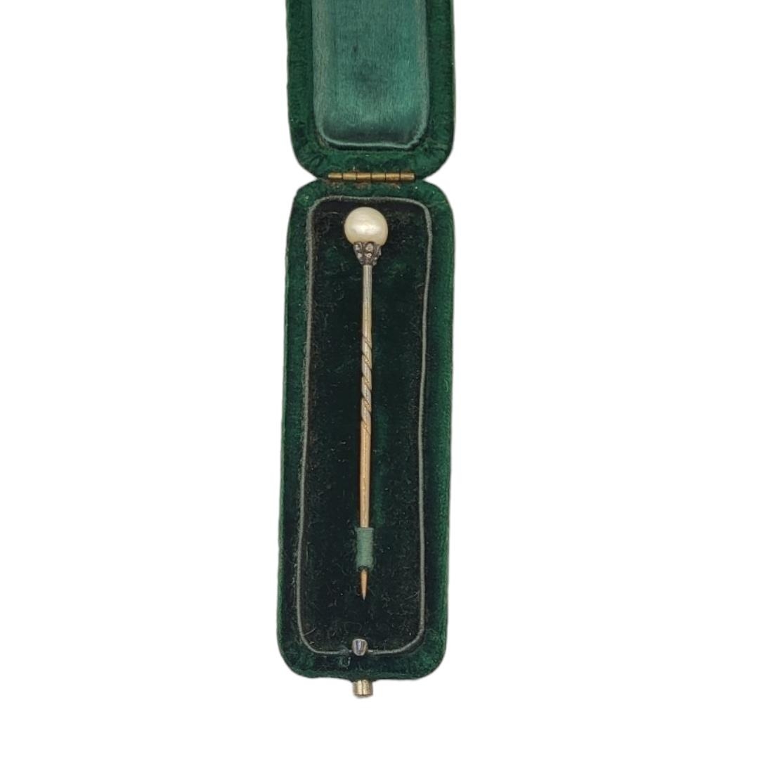 A VICTORIAN WHITE METAL,DIAMOND AND PEARL STICK PIN The single pearl edged with old cut stones, in a - Bild 5 aus 5