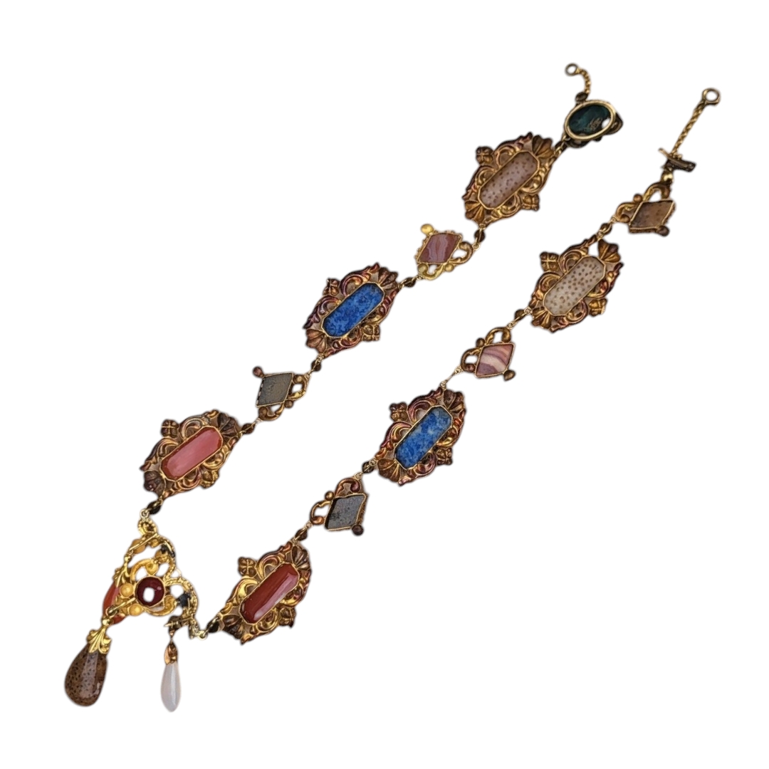 A 19TH CENTURY YELLOW METAL, CARNELIAN AND SPECIMEN HARDSTONE JEWELLERY SUITE Comprising a - Image 14 of 22