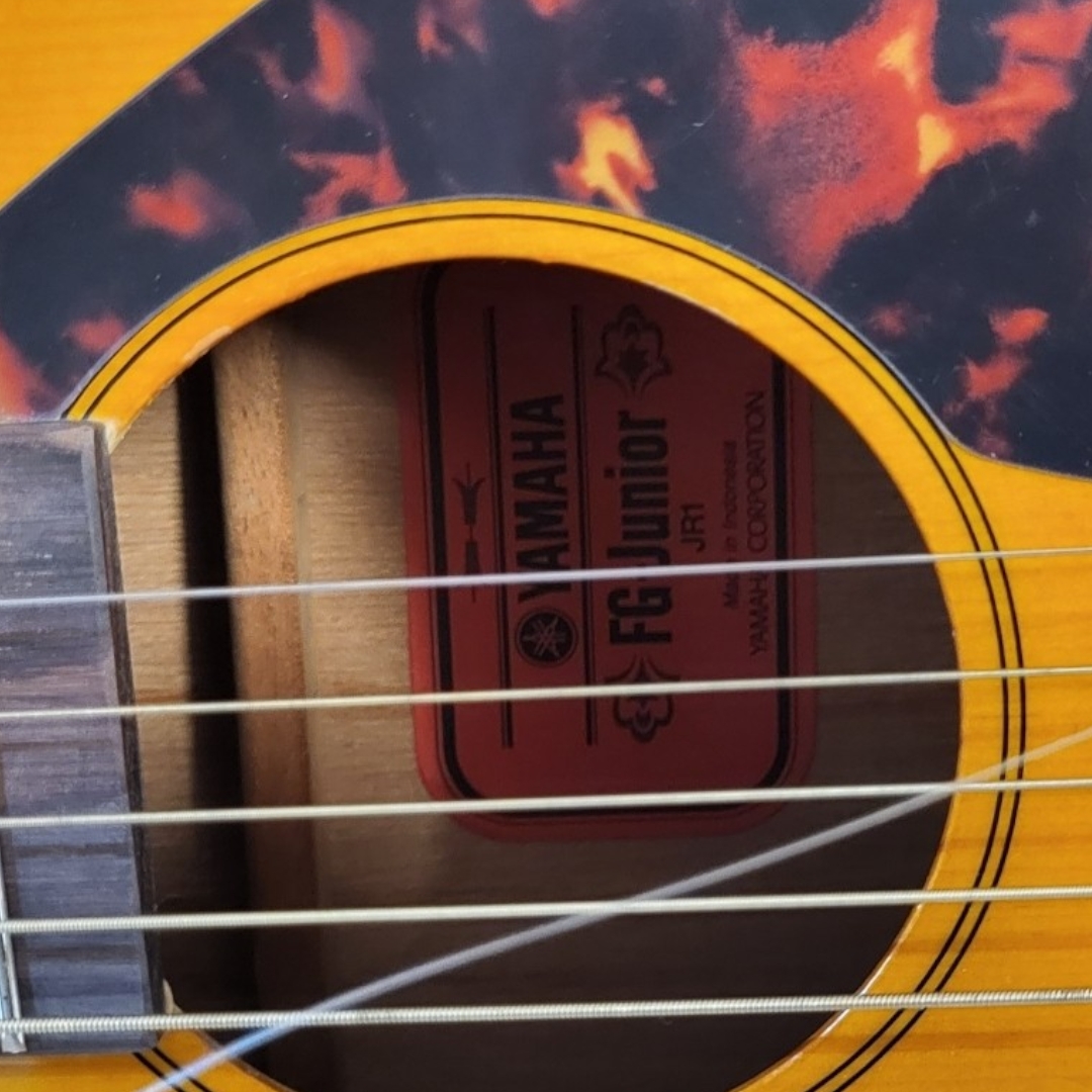 YAMAHA, A VINTAGE FG JUNIOR ACOUSTIC GUITAR Having a faux tortoise shell guard, bearing label ‘ - Image 4 of 9