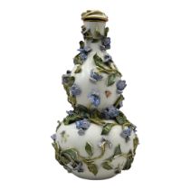 AN EARLY 19TH CENTURY MEISSEN HARD PASTE PORCELAIN SCHNEEBALLEN TYPE DOUBLE GOURD SCENT BOTTLE AND