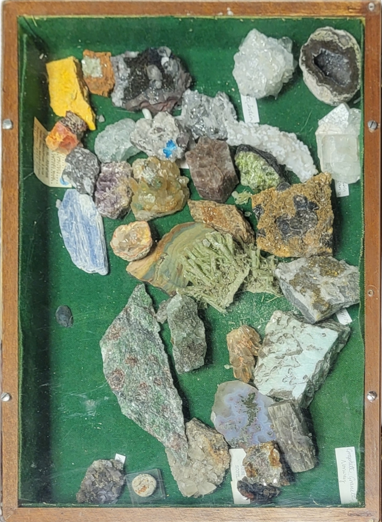 A COLLECTION OF ROCK SPECIMENS To include quartz and agate,together with a collection of perspex