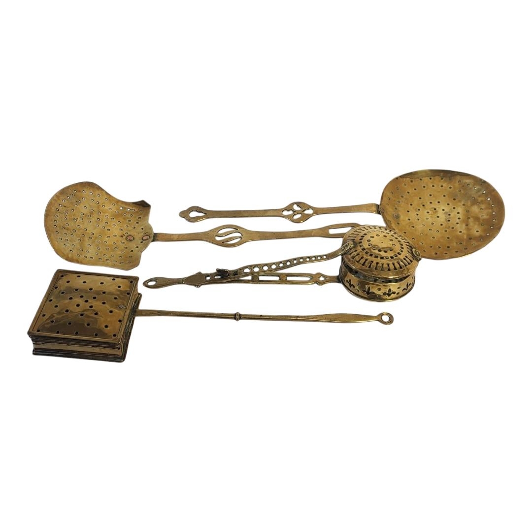 A MIXED COLLECTION OF VICTORIAN AND EARLY 20TH CENTURY COPPER AND BRASS KITCHEN ACCESSORIES - Image 3 of 3