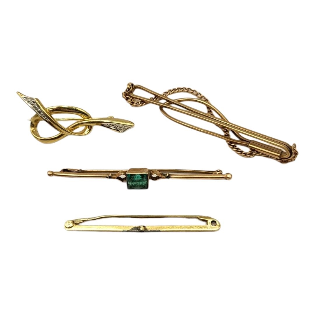 A COLLECTION OF VINTAGE 9CT GOLD BROOCHES To include a riding crop, a paste set brooch . (approx 6.