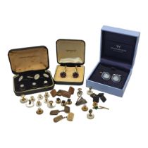 A VINTAGE SILVER AND MOTHER OF PEARL GENTS COLLAR STUDS AND CUFFLINKS SET In a fitted box marked ‘