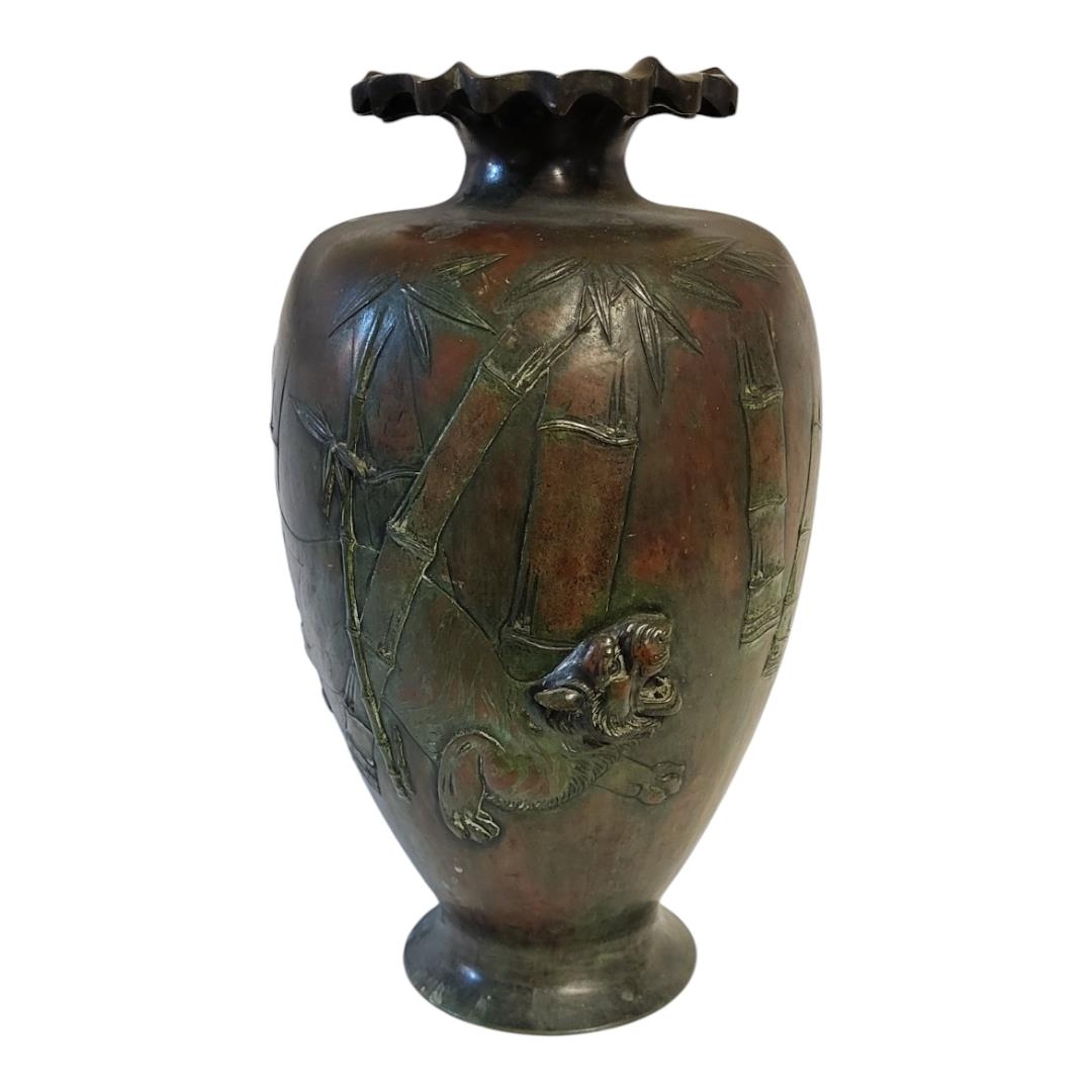 A JAPANESE MEIJI PERIOD HEAVY BRONZE VASE Decorated in relief with a tiger stalking through a bamboo - Image 5 of 11