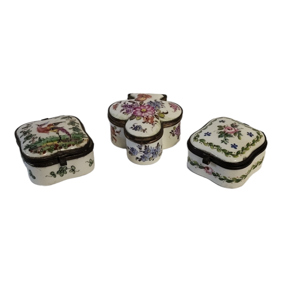 A COLLECTION OF THREE CONTINENTAL PORCELAIN TRINKET BOXES To include a box decorated with an - Image 2 of 7