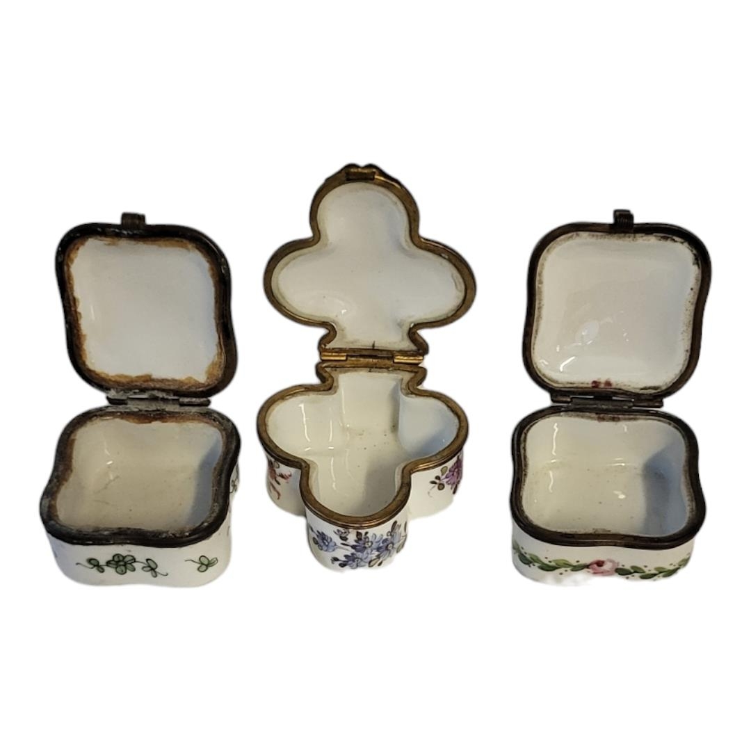 A COLLECTION OF THREE CONTINENTAL PORCELAIN TRINKET BOXES To include a box decorated with an - Image 7 of 7
