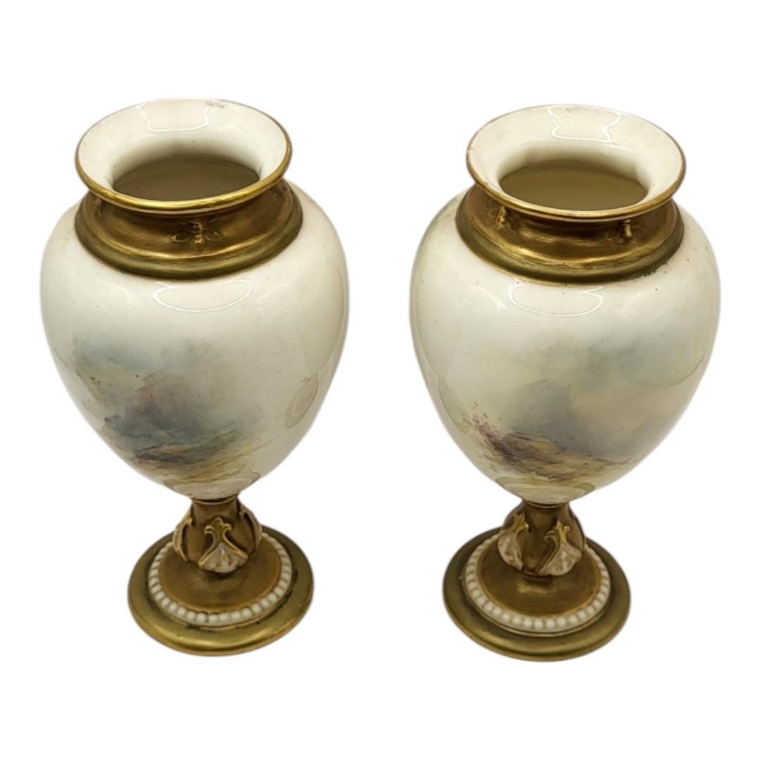 HARRY STINTON FOR ROYAL WORCESTER, A PAIR OF PORCELAIN GLOBULAR VASES Dated 1918 and 1919, both in - Bild 7 aus 9