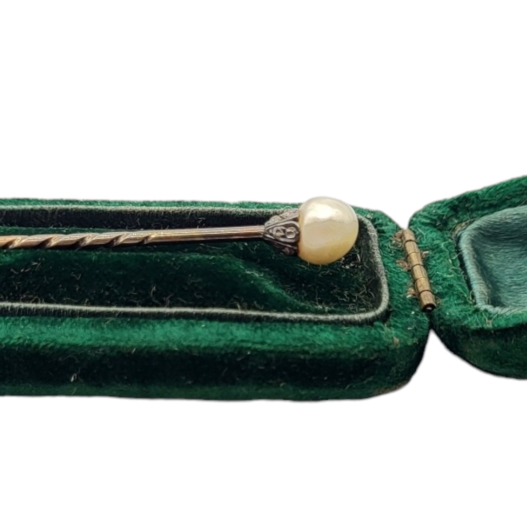 A VICTORIAN WHITE METAL,DIAMOND AND PEARL STICK PIN The single pearl edged with old cut stones, in a - Bild 2 aus 5