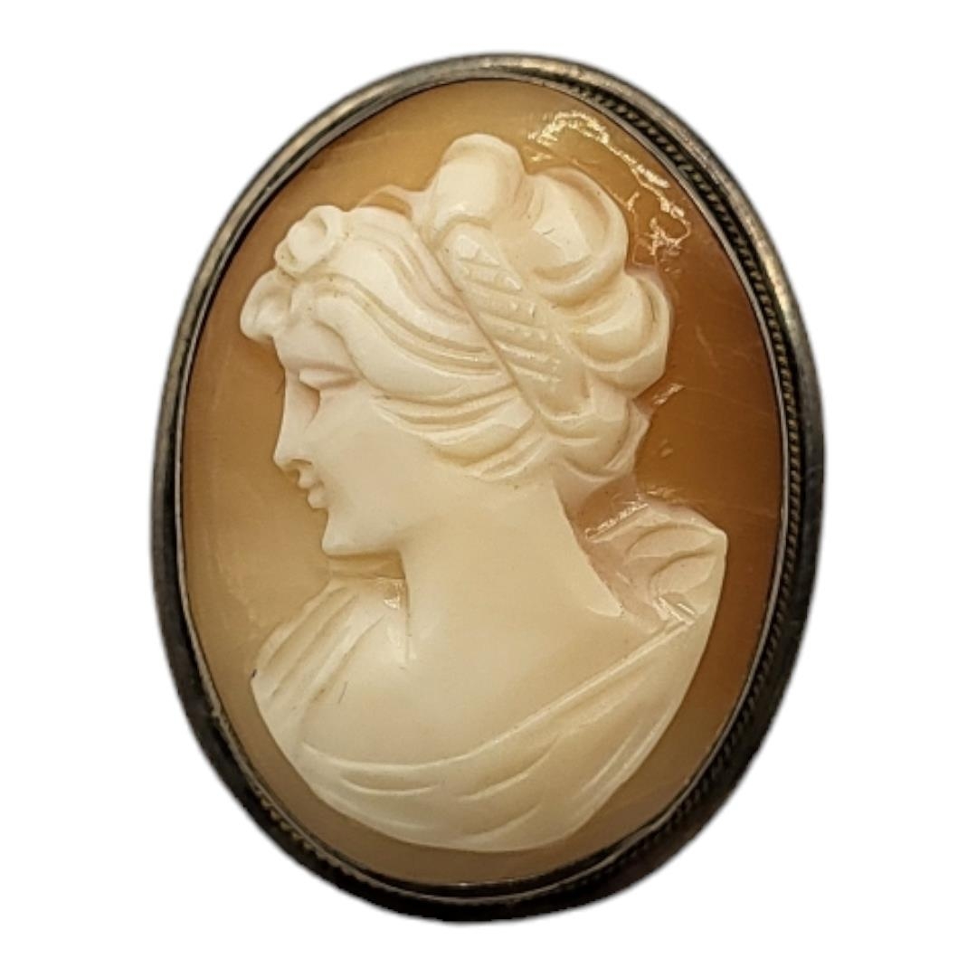 AN EARLY 20TH CENTURY GERMAN SILVER AND SHELL CAMEO BROOCH Fine carved female portrait in oval