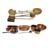 A MIXED COLLECTION OF VICTORIAN AND EARLY 20TH CENTURY COPPER AND BRASS KITCHEN ACCESSORIES