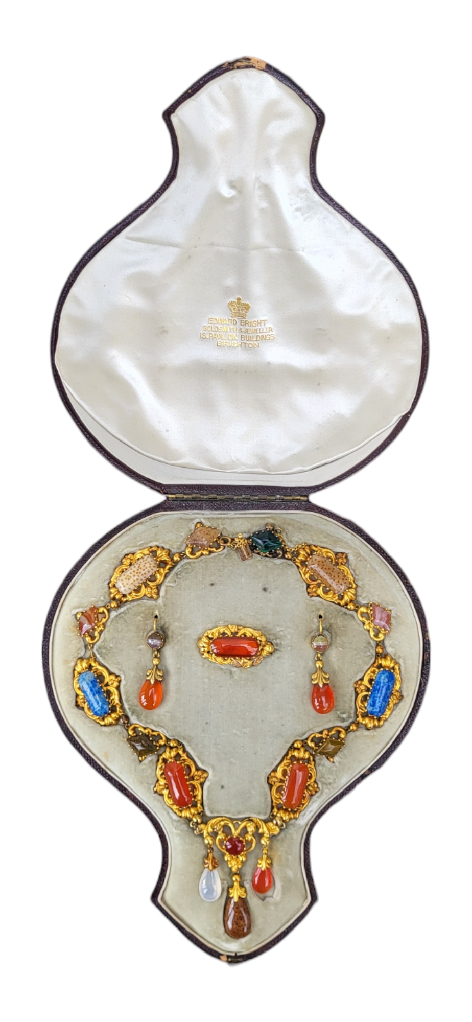 A 19TH CENTURY YELLOW METAL, CARNELIAN AND SPECIMEN HARDSTONE JEWELLERY SUITE Comprising a - Image 22 of 22