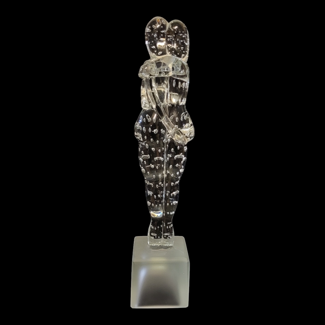 A MODERN DESIGN HAND BLOWN GLASS SCULPTURE OF A EMBRACING COUPLE Raised on a square frosty plinth, - Image 4 of 5