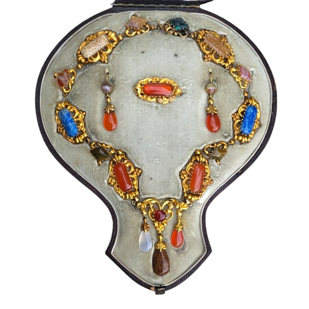 A 19TH CENTURY YELLOW METAL, CARNELIAN AND SPECIMEN HARDSTONE JEWELLERY SUITE Comprising a - Image 17 of 22