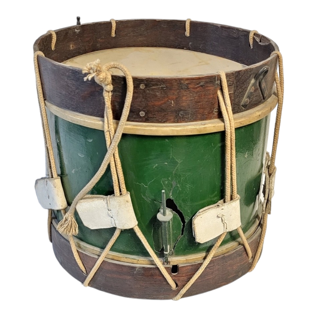 AN EARLY 20TH CENTURY MILITARY TYPE SNARE DRUM With a leather top and green painted border. (h - Image 4 of 5