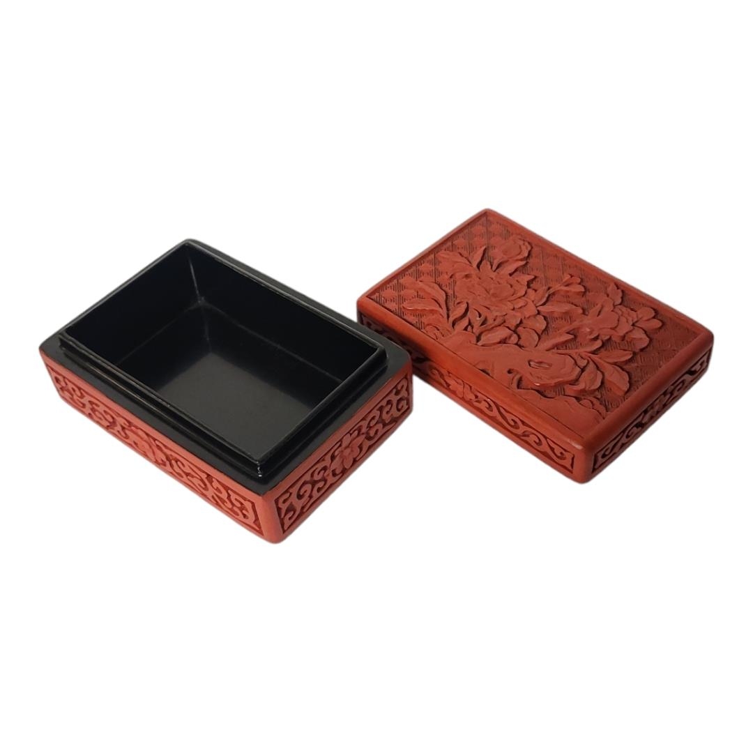A 20TH CENTURY CHINESE RED CINNABAR LACQUER TRINKET BOX AND COVER The cover decorated with - Image 2 of 4