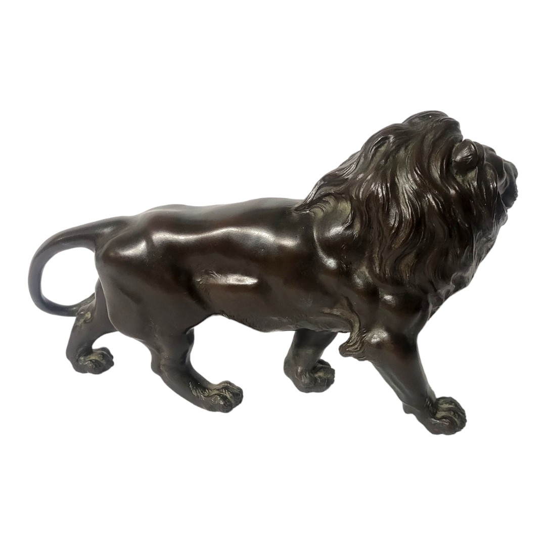 A FINE JAPANESE MEIJI PERIOD, 1868 - 1911, PATINATED BRONZE MODEL OF AN IMPERIAL LION - Image 2 of 4