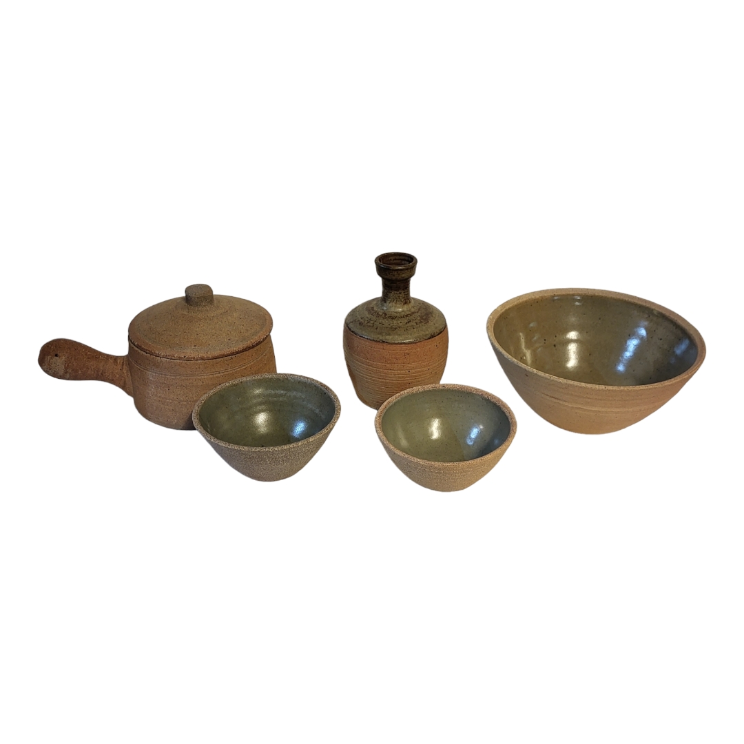 AFTER BERNARD HOWELL LEACH, A SET OF THREE ST. IVES OF CORNWALL EARTHENWARE HAND THROWN BOWLS, CIRCA