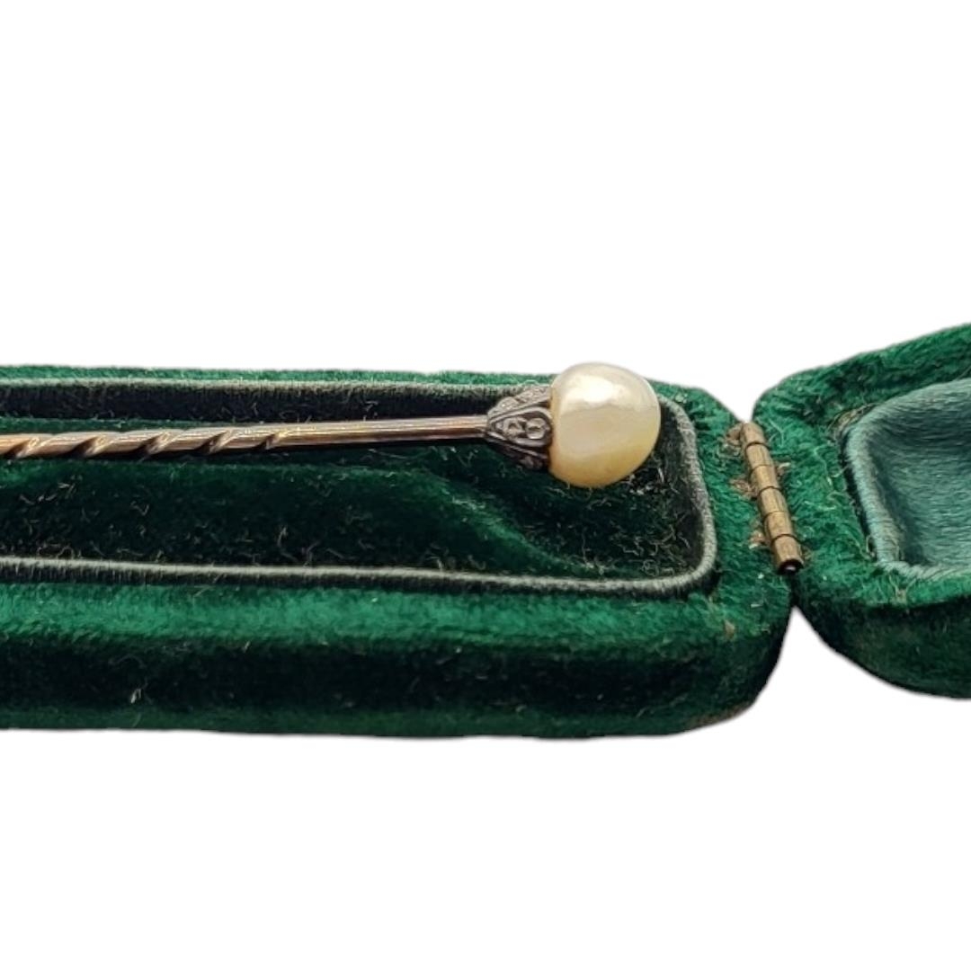 A VICTORIAN WHITE METAL,DIAMOND AND PEARL STICK PIN The single pearl edged with old cut stones, in a - Bild 3 aus 5