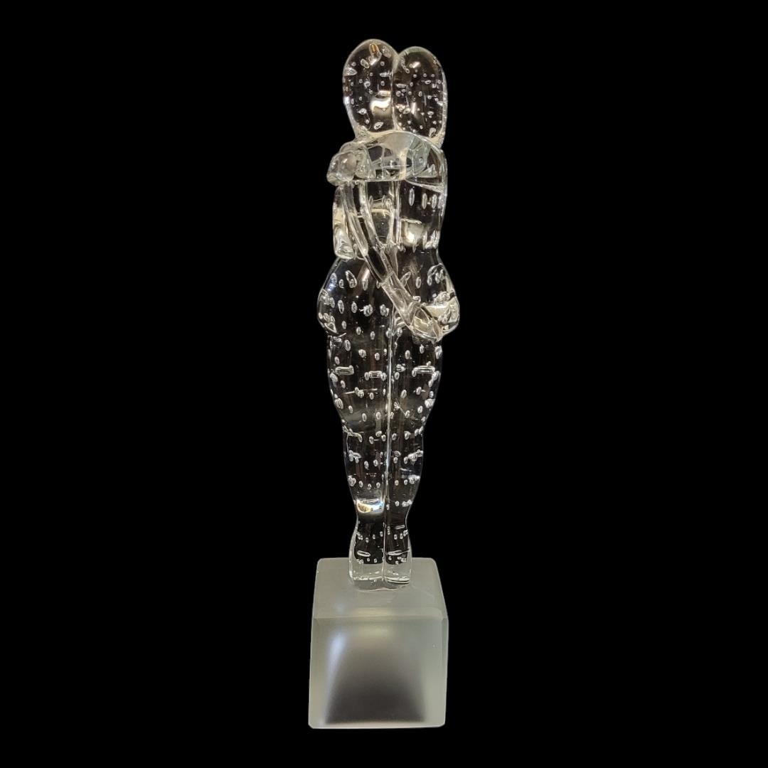 A MODERN DESIGN HAND BLOWN GLASS SCULPTURE OF A EMBRACING COUPLE Raised on a square frosty plinth, - Image 5 of 5