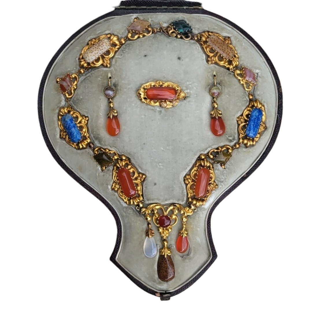 A 19TH CENTURY YELLOW METAL, CARNELIAN AND SPECIMEN HARDSTONE JEWELLERY SUITE Comprising a - Image 5 of 22