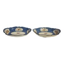 WEDGWOOD, A PAIR OF EARLY 19TH CENTURY PEARLWARE OVAL NAVETTE FORM CHINOISERIE DECORATED SERVING
