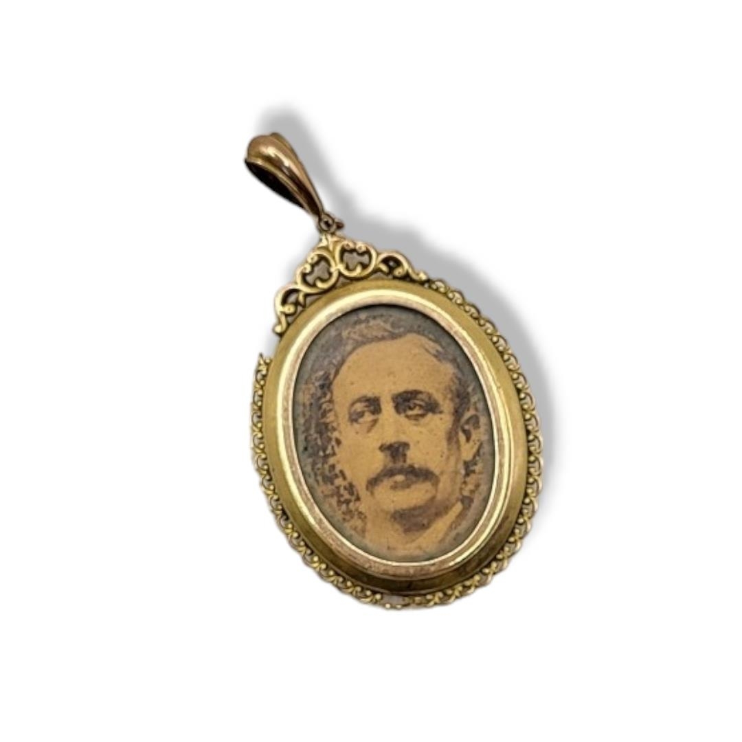 AN EDWARDIAN 9CT GOLD OVAL PENDANT LOCKET With compartments to front and rear. (approx 3cm x 4cm) - Image 3 of 3