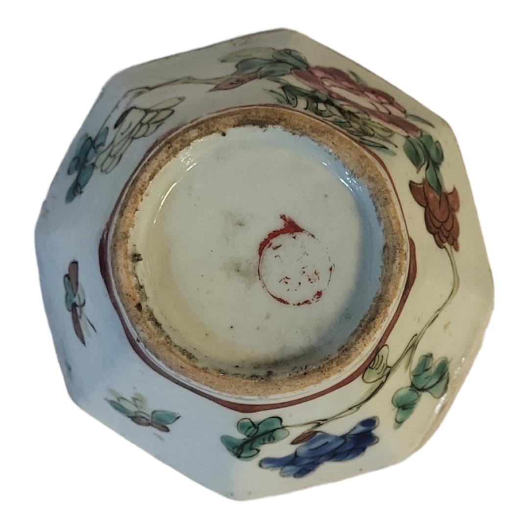 WITHDRAWN! A SMALL CHINESE KANGXI PERIOD, 1662 - 1772, OCTAGONAL SHAPED FAMILLE ROSE - Image 4 of 4