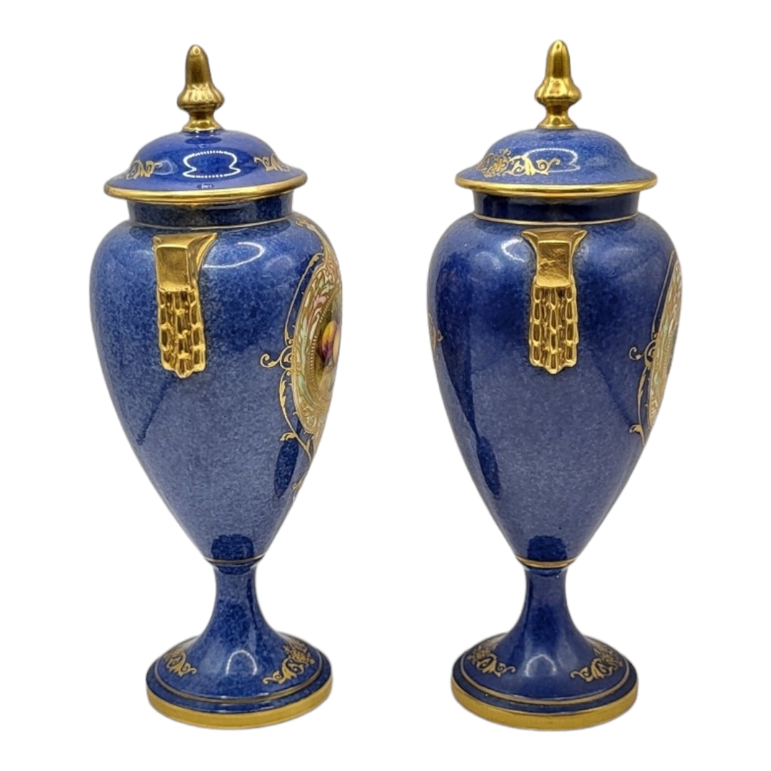 ROYAL WORCESTER, A PAIR OF BONE CHINA LIDDED CABINET VASES AND COVERS, CIRCA 1930 Coloured enamels - Bild 4 aus 11