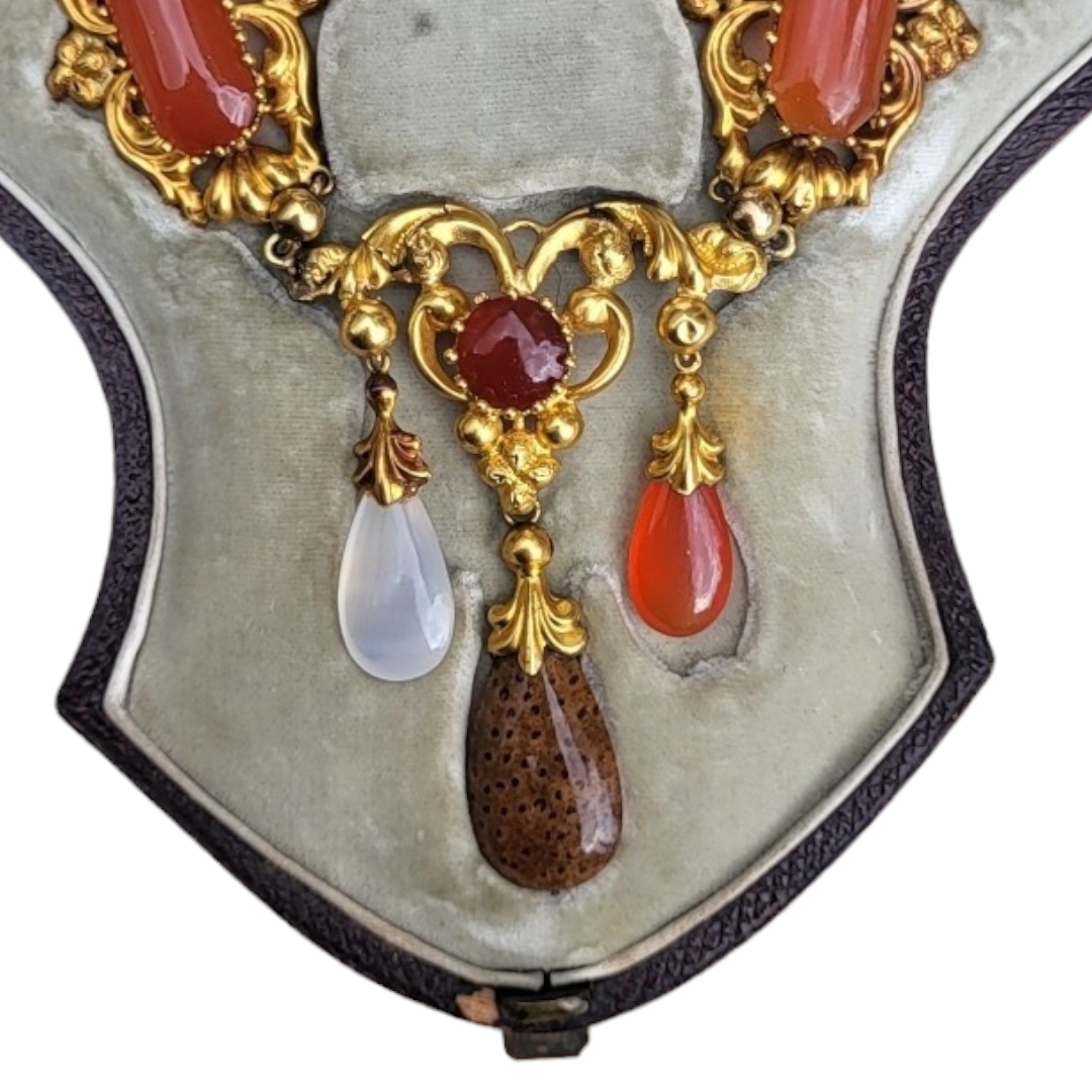 A 19TH CENTURY YELLOW METAL, CARNELIAN AND SPECIMEN HARDSTONE JEWELLERY SUITE Comprising a - Image 20 of 22