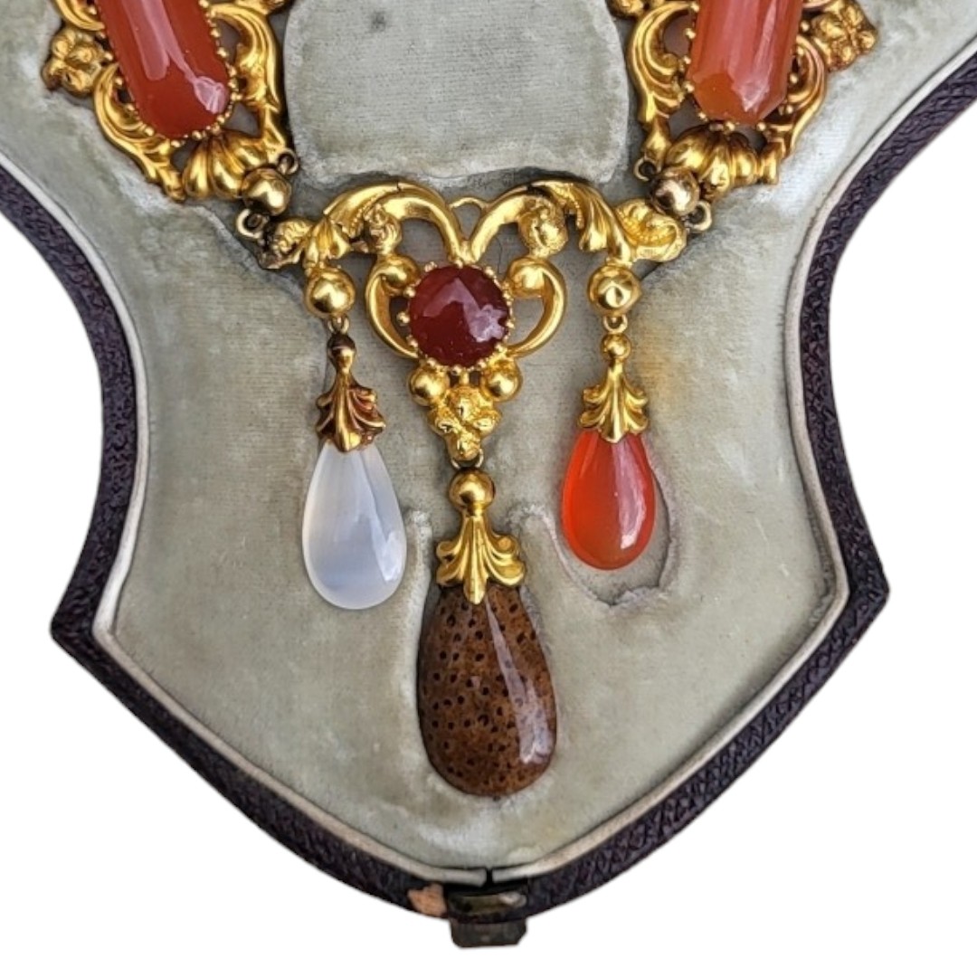 A 19TH CENTURY YELLOW METAL, CARNELIAN AND SPECIMEN HARDSTONE JEWELLERY SUITE Comprising a - Image 9 of 22