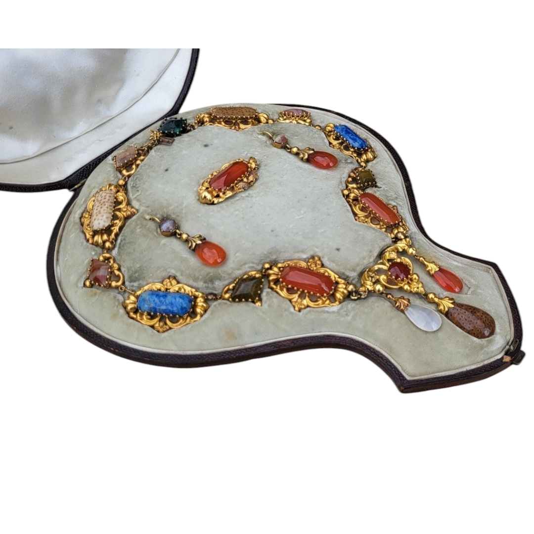 A 19TH CENTURY YELLOW METAL, CARNELIAN AND SPECIMEN HARDSTONE JEWELLERY SUITE Comprising a - Image 13 of 22
