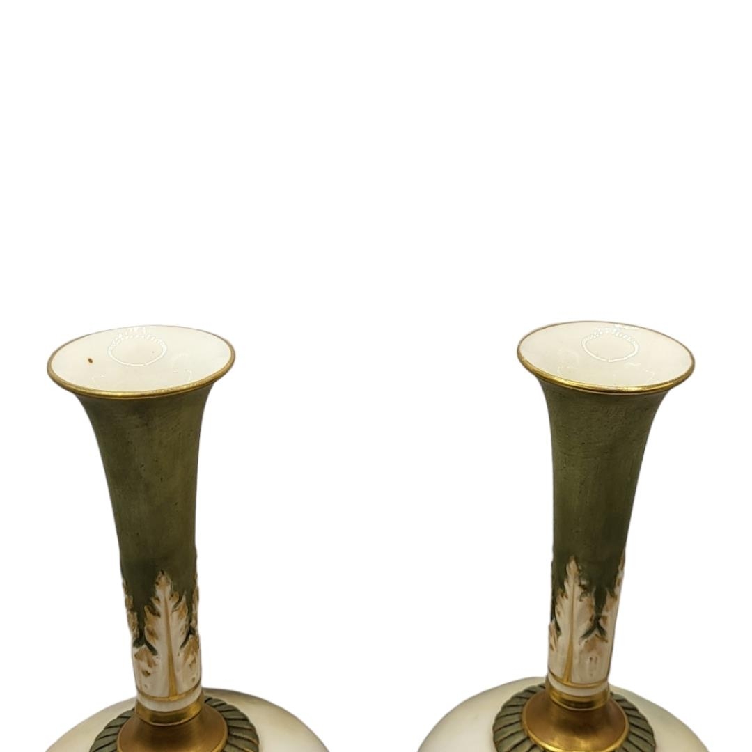 HARRY STINTON FOR ROYAL WORCESTER, A PAIR OF PORCELAIN SLENDER OVOID VASES Painted to one side in - Bild 5 aus 7