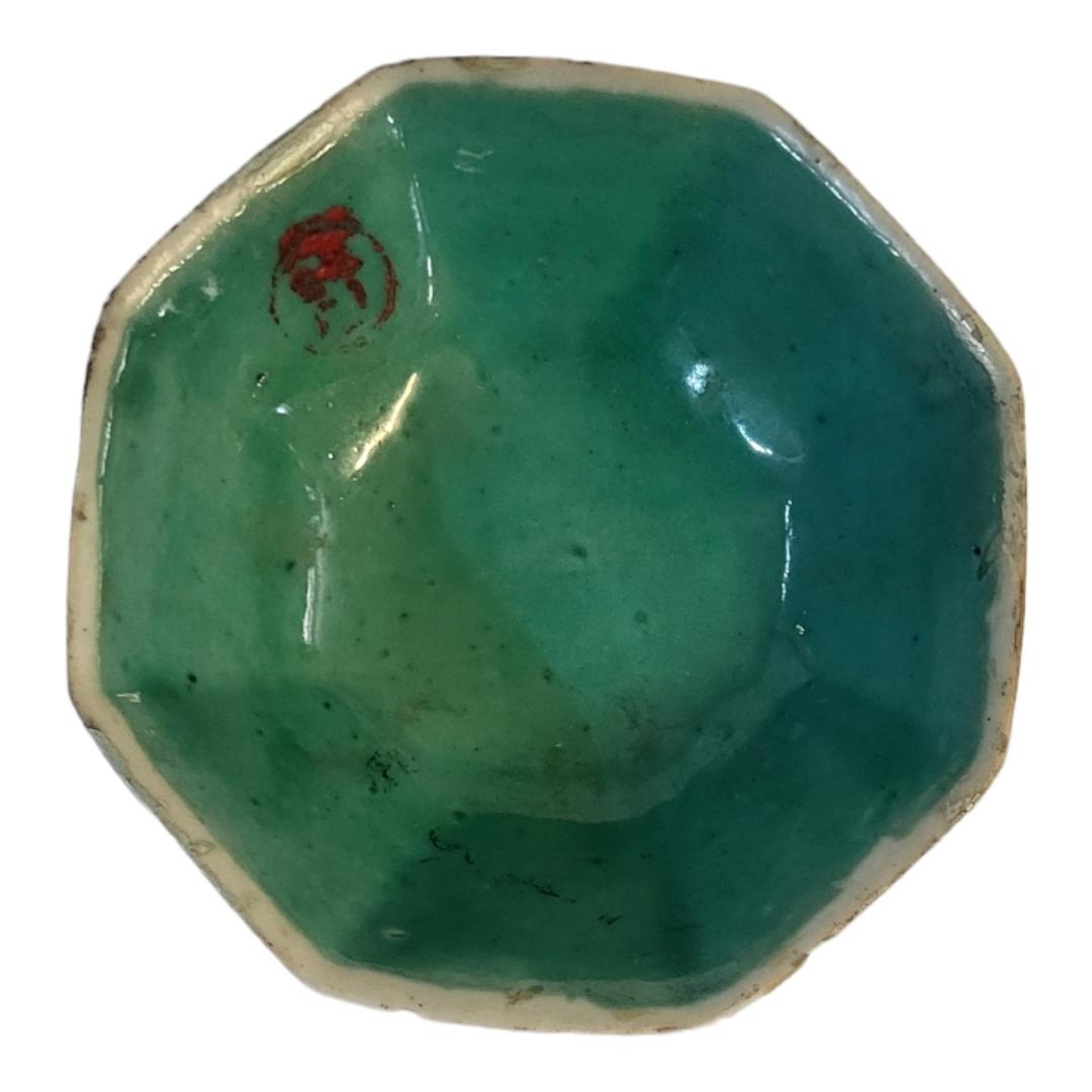 WITHDRAWN! A SMALL CHINESE KANGXI PERIOD, 1662 - 1772, OCTAGONAL SHAPED FAMILLE ROSE - Image 3 of 4