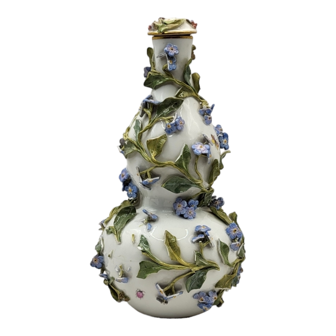 AN EARLY 19TH CENTURY MEISSEN HARD PASTE PORCELAIN SCHNEEBALLEN TYPE DOUBLE GOURD SCENT BOTTLE AND - Bild 4 aus 11