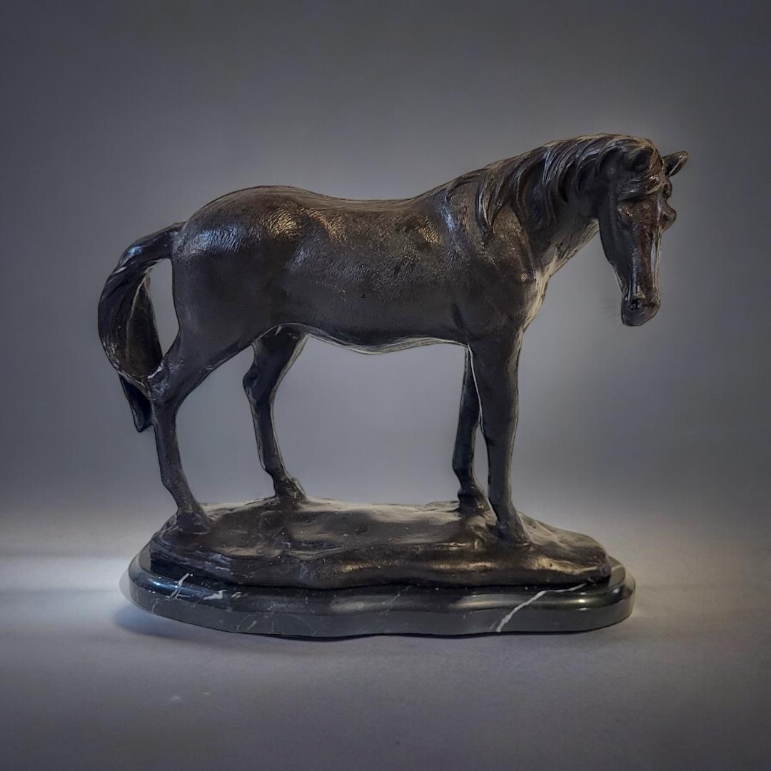 A BRONZE STATUE OF A THOROUGHBRED HORSE On a marble base. (24cm x 9.5cm x 22.5cm) Condition: good