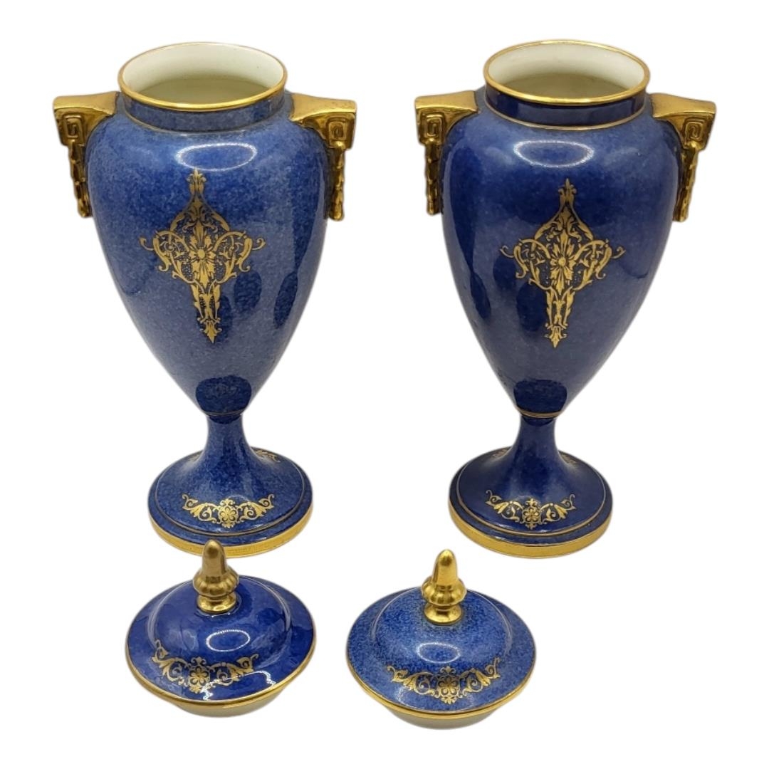 ROYAL WORCESTER, A PAIR OF BONE CHINA LIDDED CABINET VASES AND COVERS, CIRCA 1930 Coloured enamels - Bild 8 aus 11