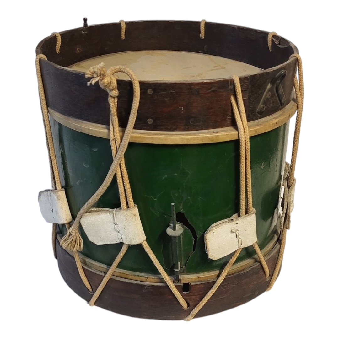 AN EARLY 20TH CENTURY MILITARY TYPE SNARE DRUM With a leather top and green painted border. (h - Image 2 of 5