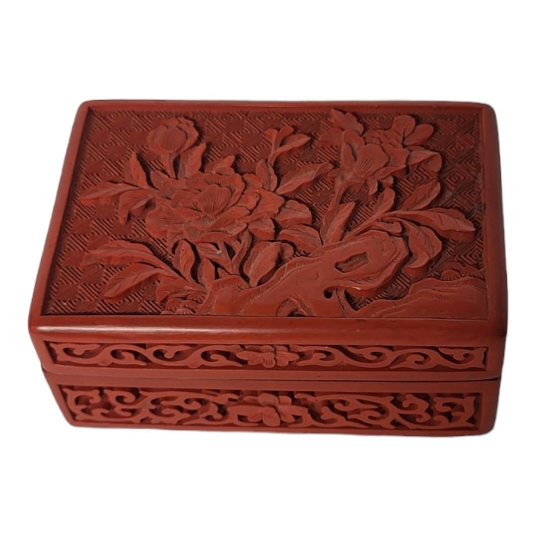 A 20TH CENTURY CHINESE RED CINNABAR LACQUER TRINKET BOX AND COVER The cover decorated with - Image 3 of 4