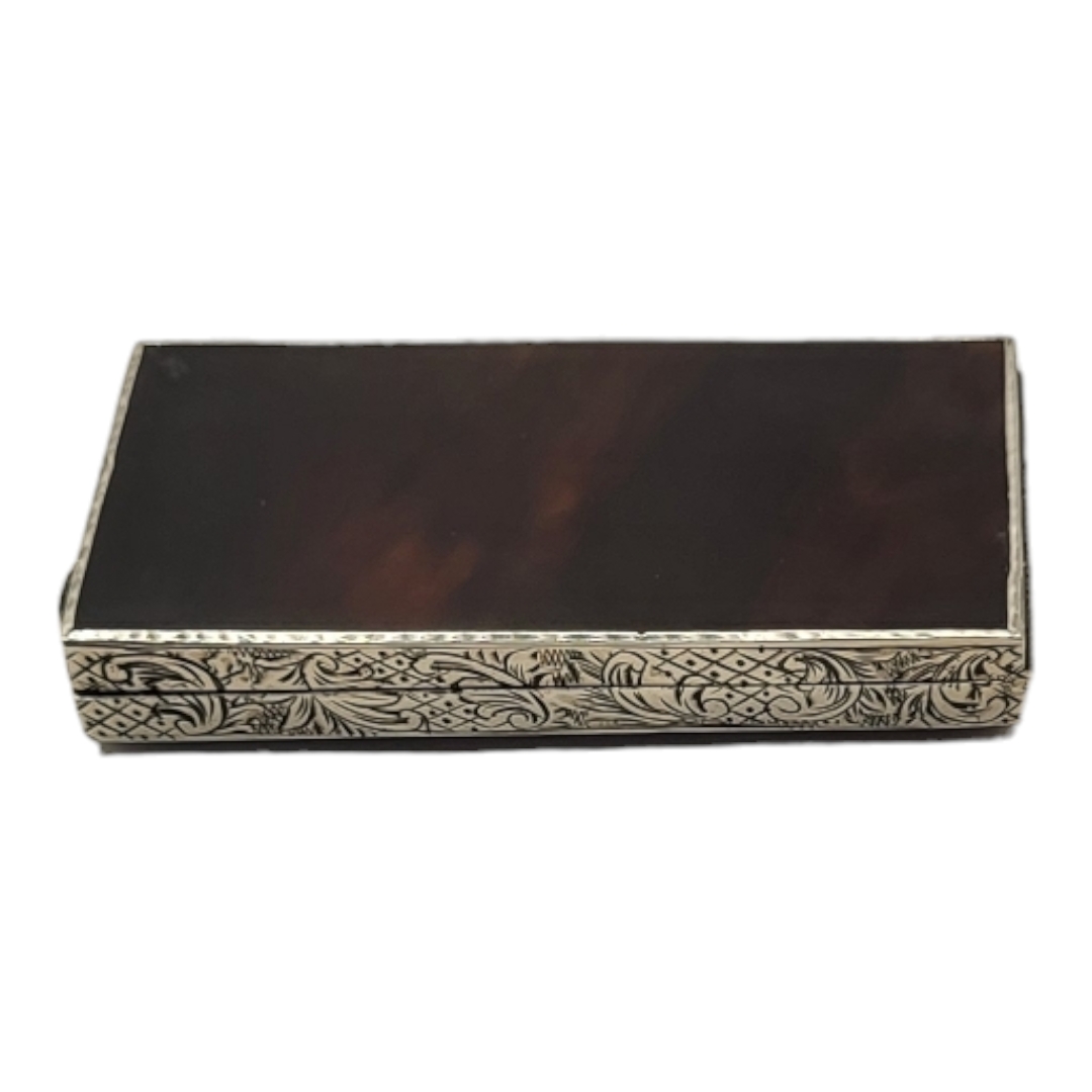 AN EARLY 20TH CENTURY CONTINENTAL SILVER AND TORTOISESHELL TOOTHPICK BOX Set with tortoiseshell - Image 2 of 3